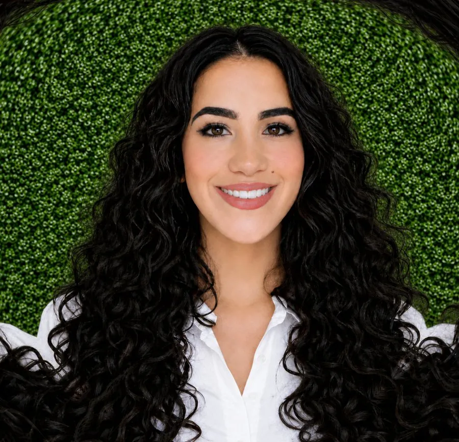 Karina — cofundadora de Universal Taxes & More en Bonita Springs