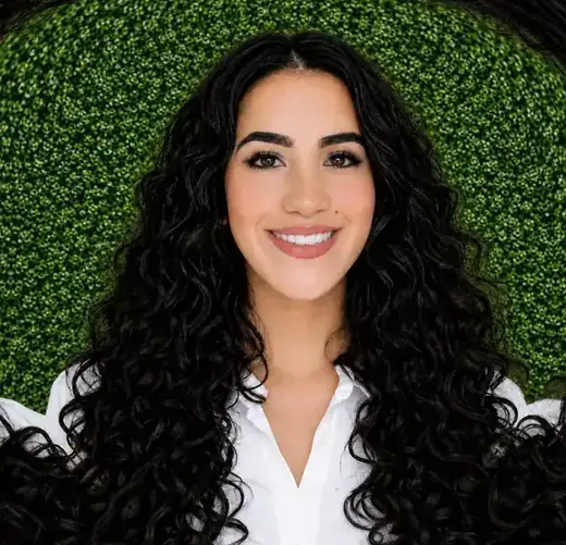 Karina — cofundadora de Universal Taxes & More en Bonita Springs